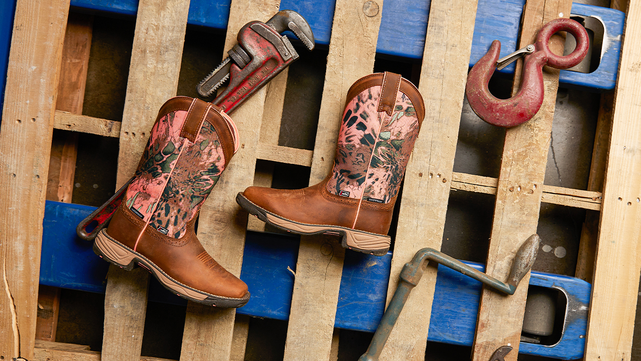 A pair of women's Rush boots (SE4356) in Russet Brown and pink on a wooden shipping pallet.